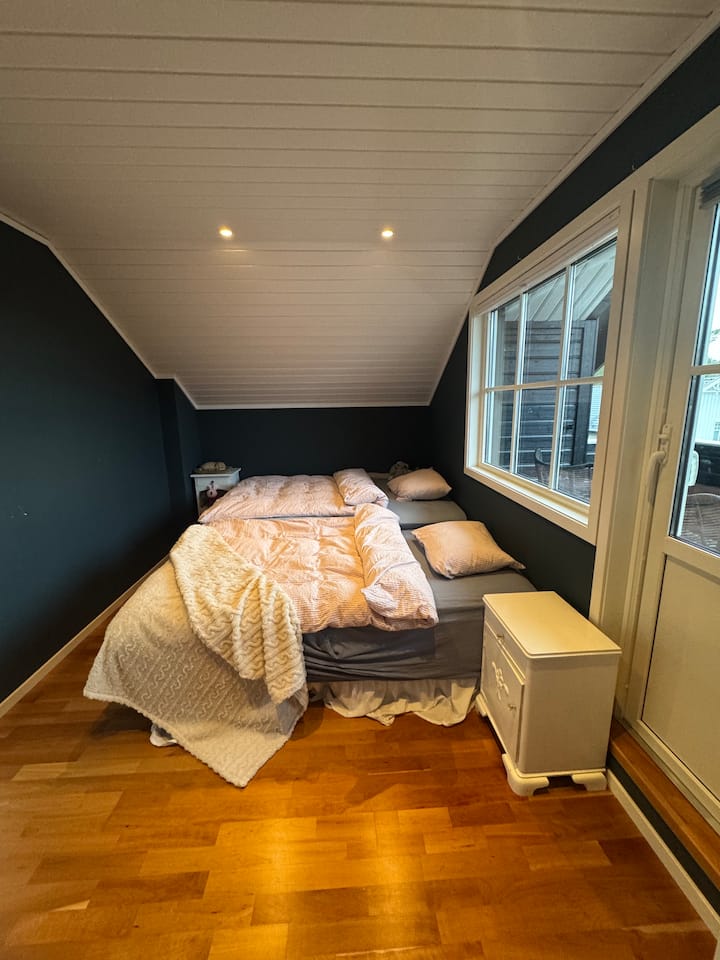 Dormitorio en el segundo piso con una cama doble (150 cm) y una cama de 120 cm. Si se desea, la cama de 120 cm se puede trasladar a uno de los otros dormitorios (que el propietario utiliza como sala de juegos).