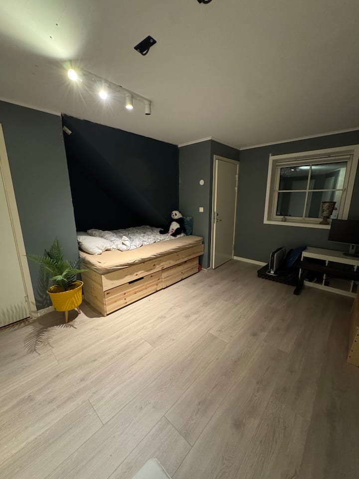 Dormitorio con una cama doble (180 cm) en la sala de estar del sótano (espacio habitable homologado) con acceso directo a un baño grande.