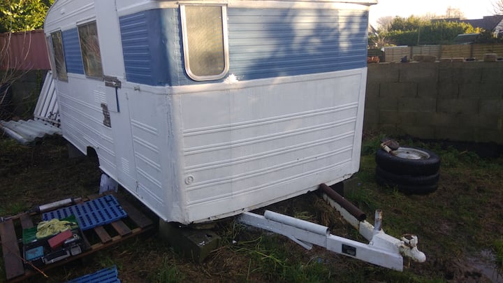 Caravane Vintage Dans Un Jardin. Petit Prix. - Landéda