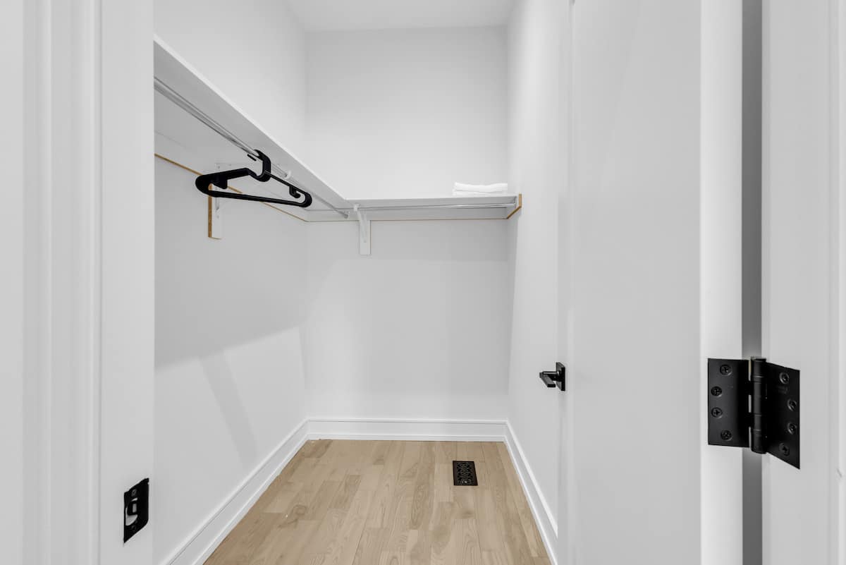 Spacious 440 sq ft private room with ten foot ceilings in Mississauga