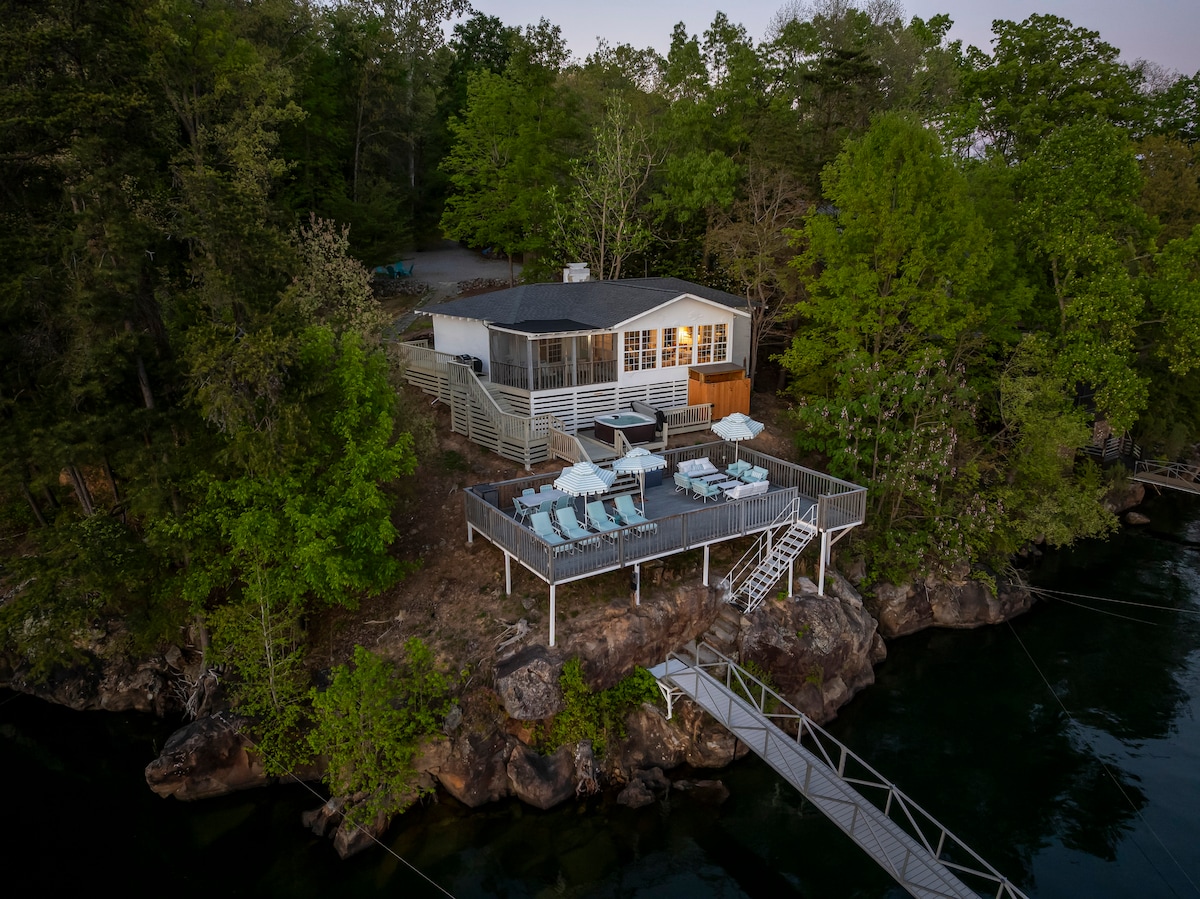 Lakefront-Hot Tub-Outdoor Shower- Deep Water-Dock – Photo 13