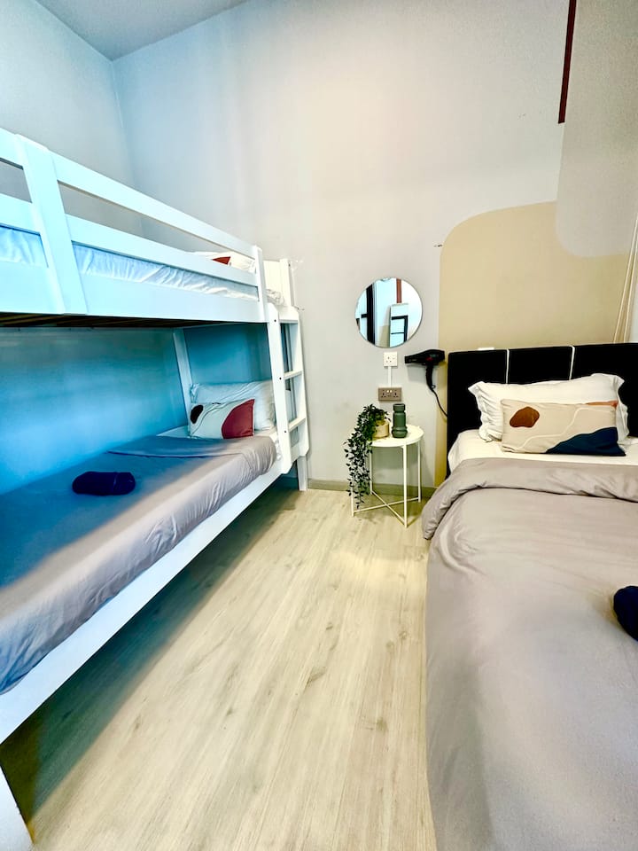 Cama individual / Cama superpuesta / Tocador / Secador de pelo / Enchufe y toma de corriente internacionales