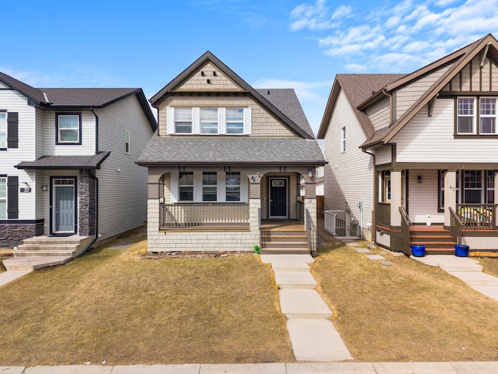 Skyline Haven | Luxury 3br Home | Near Yyc - Calgary