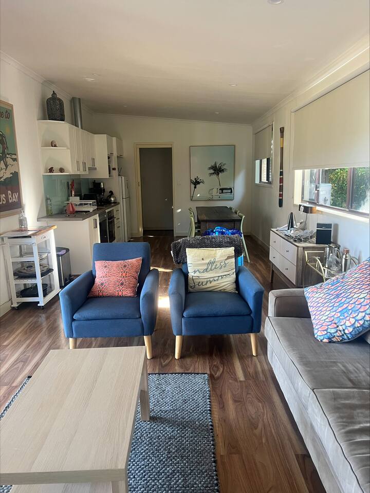 Where Paris Meets Jupiter - Linen, Wi-fi, Pets Ok - Venus Bay