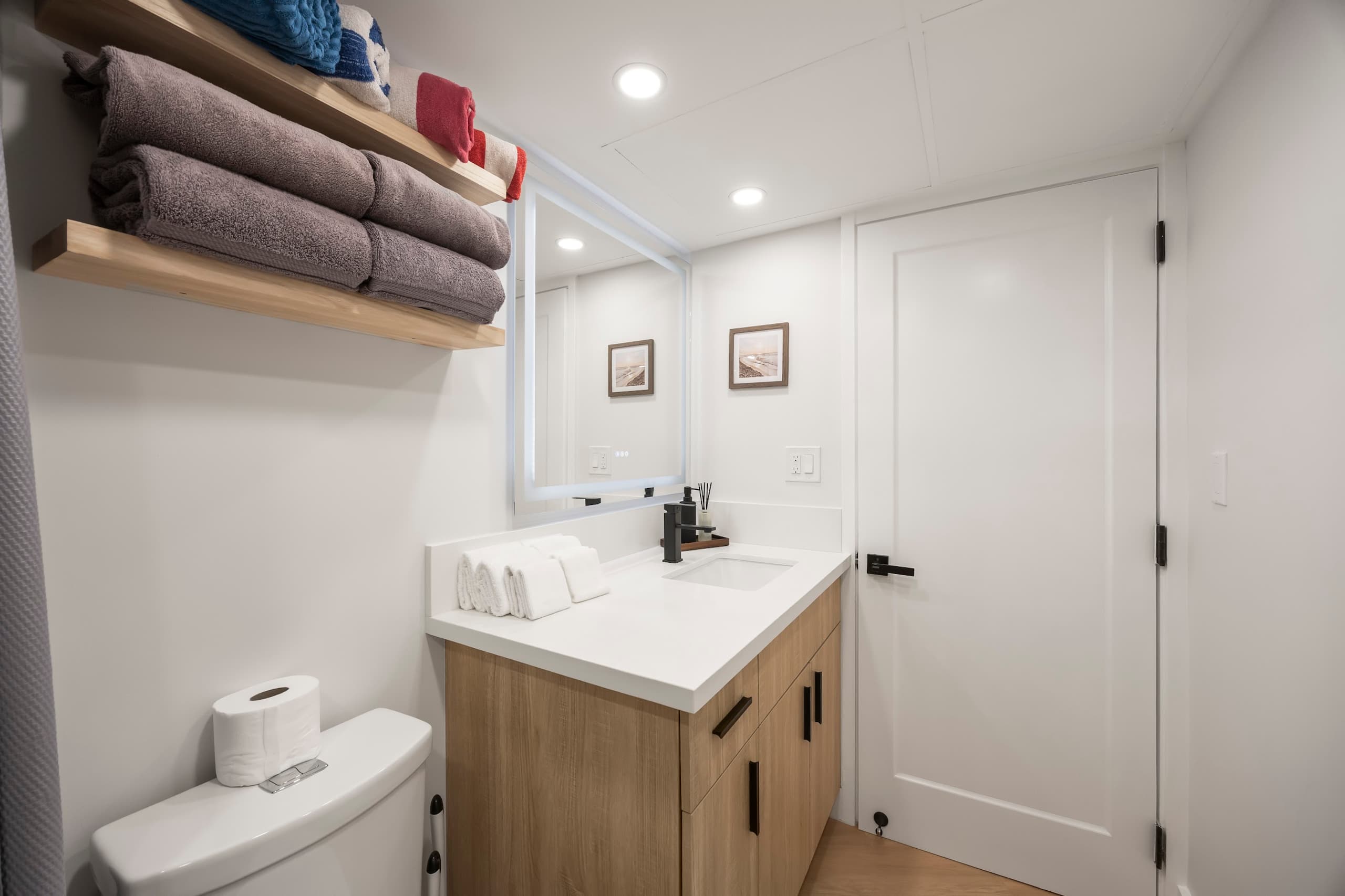 26F-Financial District-City View-1BR w/Parking - Image 46