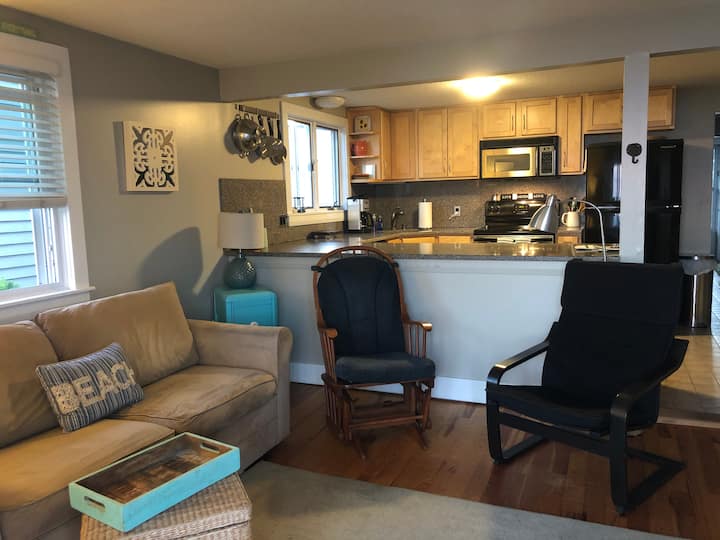 1bedroom/1bath Condo Overlooking Long Sands Beach - Long Sands Beach, ME