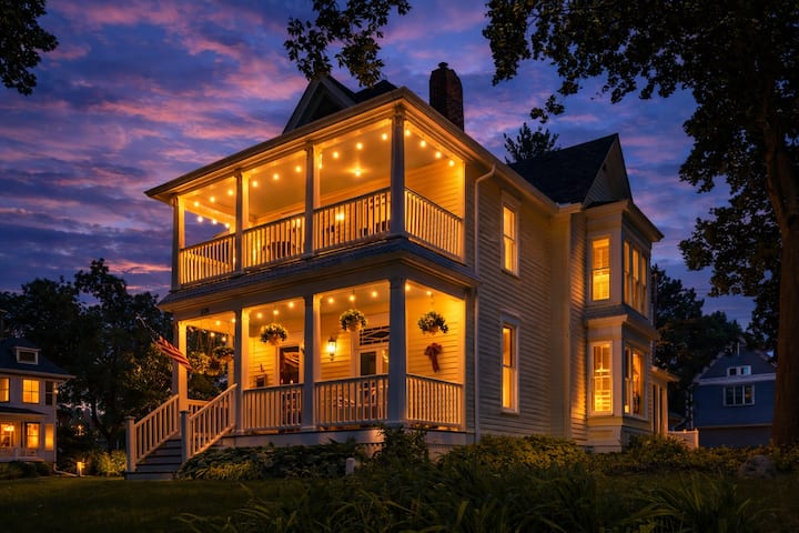 Beautiful Downtown Hudson Getaway | Walk To It All - Hudson, WI