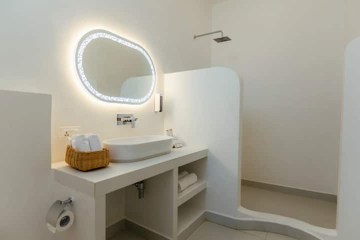 Full bathroom 2 image 1