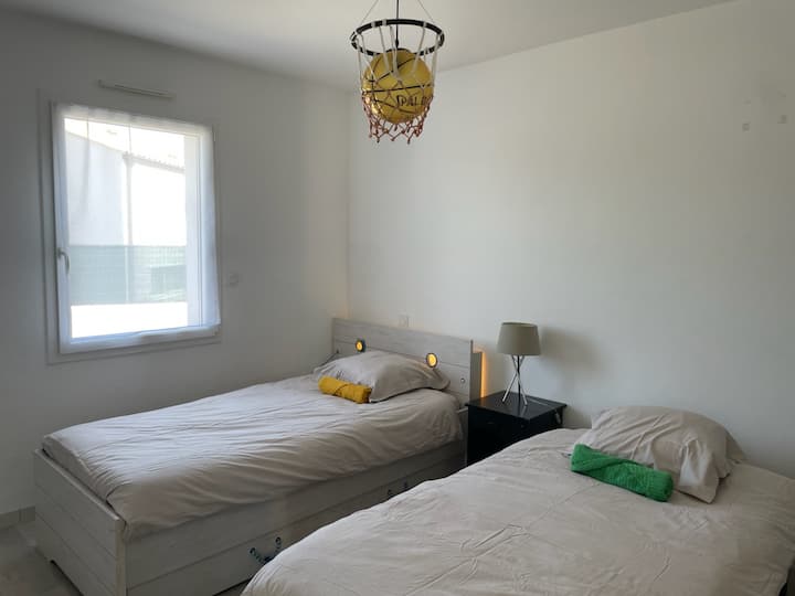 Krevet na izvlačenje dimenzija 200 × 90 cm i krevet na izvlačenje dimenzija 200 × 90 cm s ugrađenom rasvjetom, a drugi krevet je vrhunski krevet hotelske kvalitete dimenzija 200 × 100 cm.