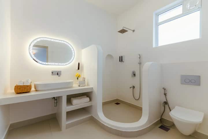 Full bathroom 2 image 1