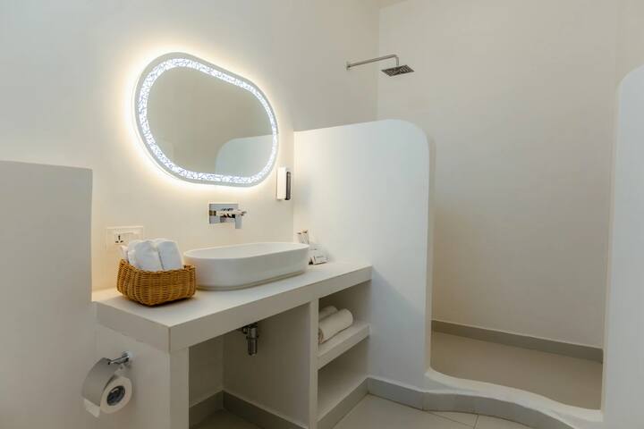 Full bathroom 3 image 1