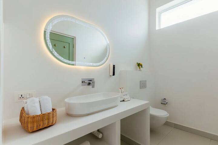 Full bathroom 2 image 1