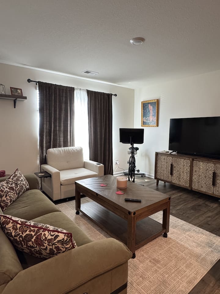 Retro 3br Townhouse Across From Bristol Speedway - Bristol, TN