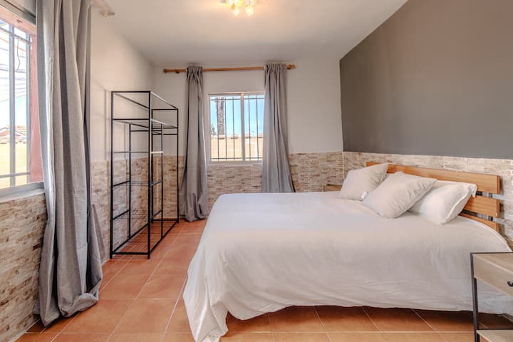 Cama de matrimonio vestida de blanco: descanso sencillo y cómodo.