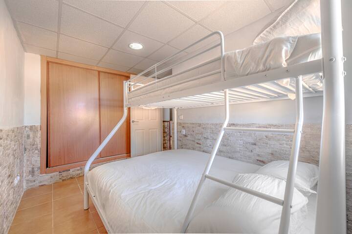 Dormitorio 2 con litera y armario empotrado.