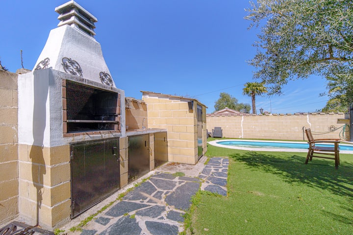 Barbacoa de obra junto a la piscina: parrilladas de verano.