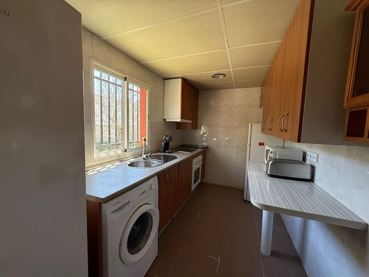 Encimera amplia con ventana al jardín: cocinar con vistas.