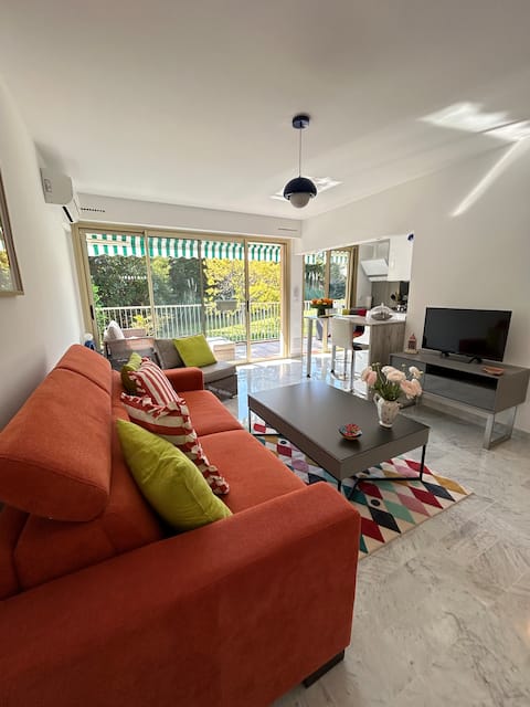 Popular Airbnb listing: 16~Chic & Charming 2-Room Apartment, a Short Walk to the Beach in Antibes