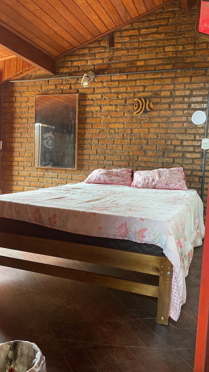Villa met balkon. Het heeft een tweepersoonsbed, een eenpersoonsbed, een plafondventilator en een koelkast. Eenpersoonskamer 2e verdieping
 Niet aanbevolen aan mensen :
- met mobiliteitsproblemen 
of kinderen zonder idee van risico!
Mijn vader is 66 jaar en dit is zijn favoriete kamer.