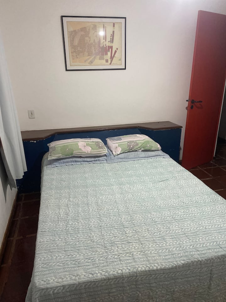 2) Suite  met tweepersoonsbed, plafondventilator en geweldige kast.