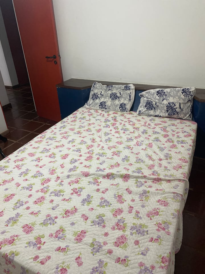 3) Kamer met een tweepersoonsbed, plafondventilator en geweldige kast .