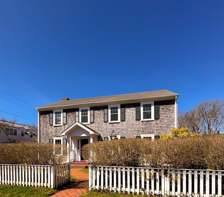 4bedroom, 3.5bath Home In The Heart Of Edgartown. - Edgartown, MA