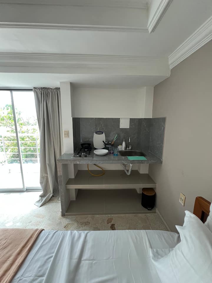 Queen+ac+wifi+tv58″+minibar+cocineta+baño+balcón. - Cartagena