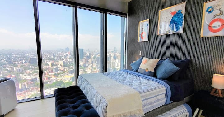 Espacio diseñado para el descanso con camas cómodas, iluminación cálida y un ambiente acogedor tipo hotel.