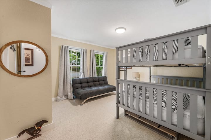 Suite con habitación con literas: vistas al patio, litera doble completa + cama nido individual + futón abatible; capacidad para 6 personas; bañera de inmersión/ducha compartida con la suite Queen; cortinas opacas.