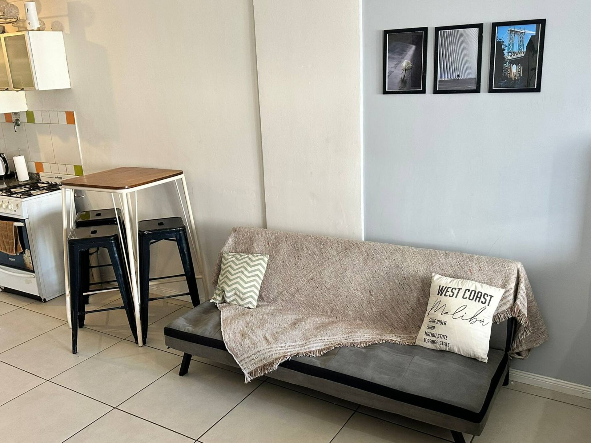 Furnished studio apartment in Monserrat for 3