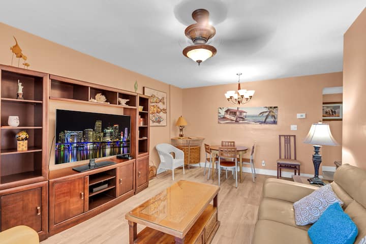 Sunny Oceanfront 2 Bedrooms And 2 Bathrooms With P - Hollywood, FL