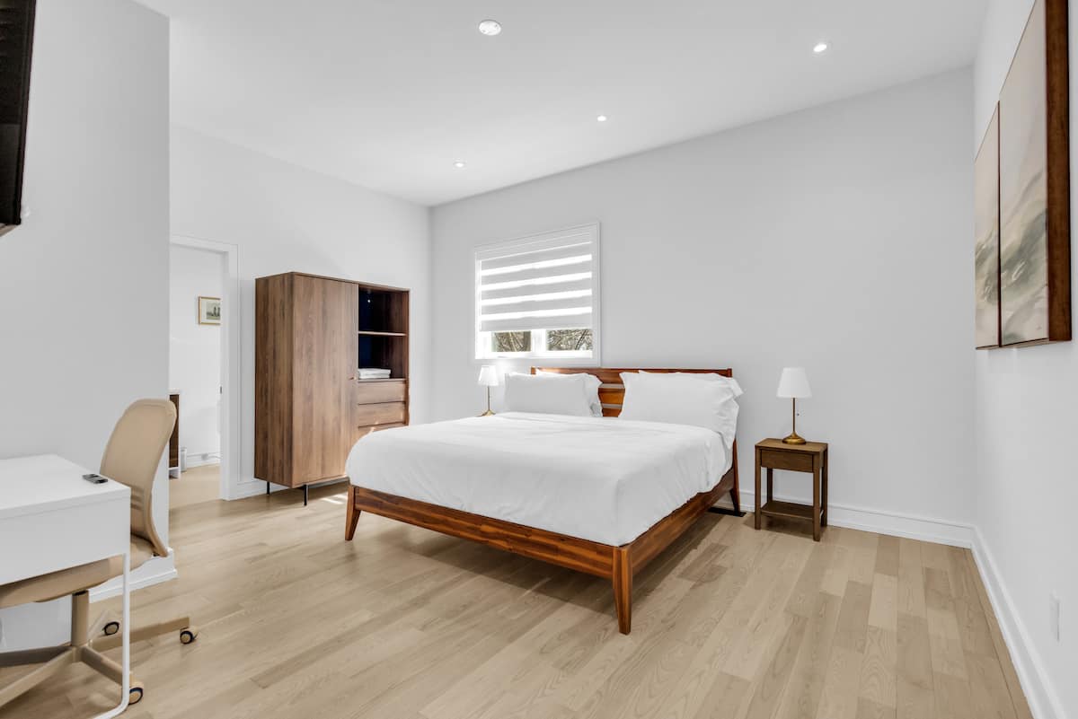 Bright private room with high ceilings in a Mississauga rental