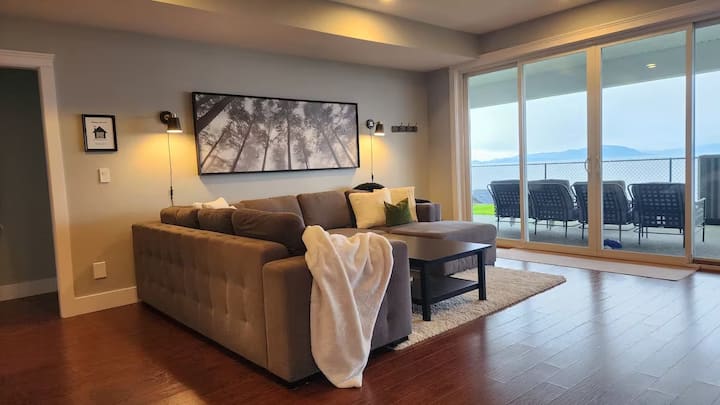 Royal Ocean Views 2bdrm King Suite - Nanaimo