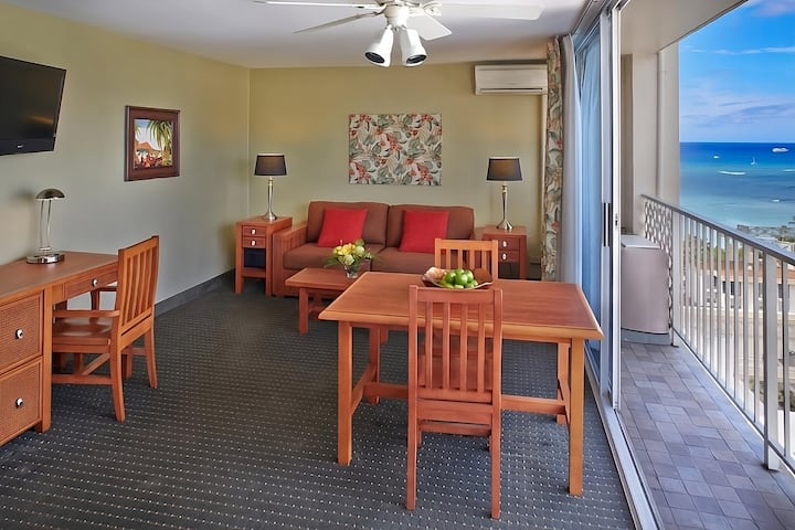 City & Beach Studio: Pool, Rooftop Views, 3 Units - Honolulu, HI