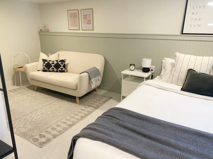 Main St. Cottage | Cozy Garden Suite - Vancouver