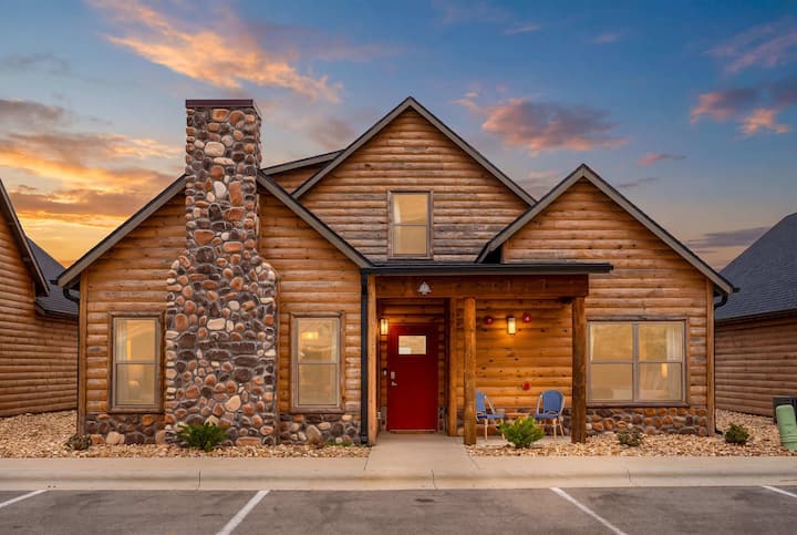 Hot Tub! Vaulted Ceilings! Fire Pit! - Branson
