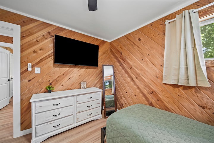 El dormitorio secundario tiene 2 camas individuales, un tocador grande y un televisor inteligente de 50 pulgadas.