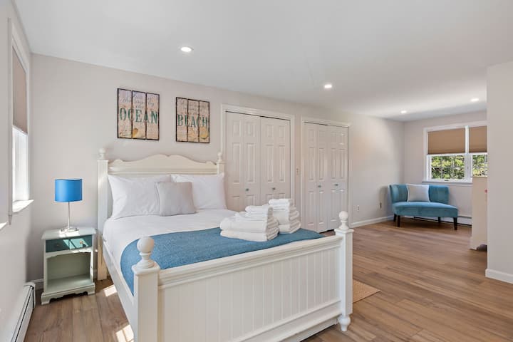 Recámara en el segundo piso (unidad 2) con cama matrimonial y un ambiente acogedor.