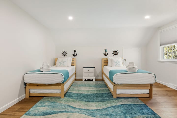 Recámara en el segundo piso (unidad 1) con dos camas individuales y camas nido, ideal para niños o huéspedes adicionales.
