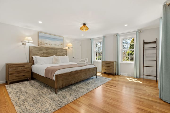 Recámara en el primer piso (unidad 1) con cama king y sábanas de calidad hotelera.
