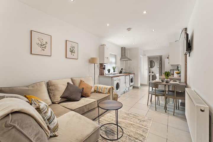 Spacious 4 Bedroom House - Stoke-on-Trent