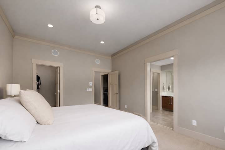 Amplio dormitorio principal de lujo con cama king size y colchón cómodo.
El dormitorio principal cuenta con un baño completo con ducha de vapor.