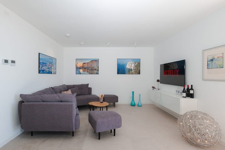 Villa Azzurra | Luxury Pool & Terrace Free Parking - Monfalcone