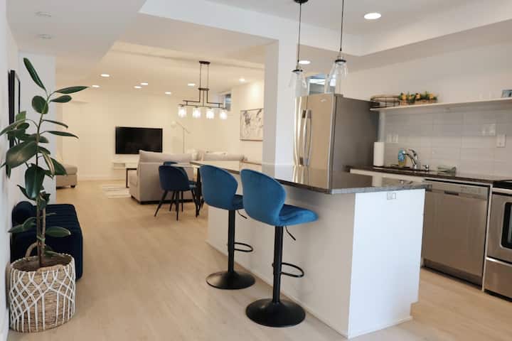 Stylish 2br Retreat With A Private Yard - ノースバンクーバー