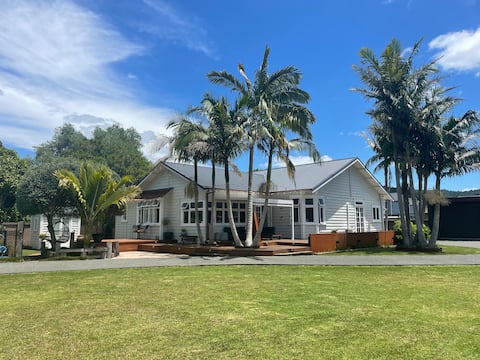 Big central bungalow with pool