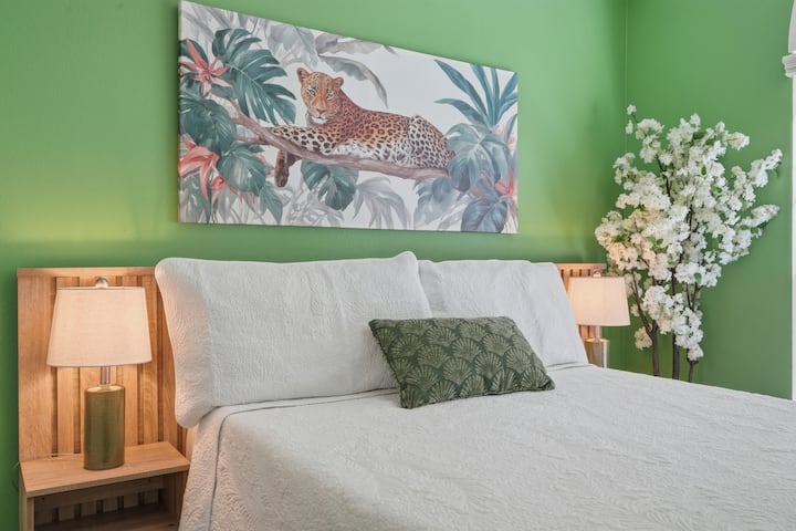 Safarinspireret soveværelse med queensize-dobbeltseng, tropisk indretning og afslappende feriestemning i nærheden af Disney.