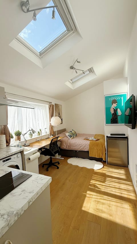Popular Airbnb listing: Quiet Private Studio near City Centre|Free Parking in Meadows