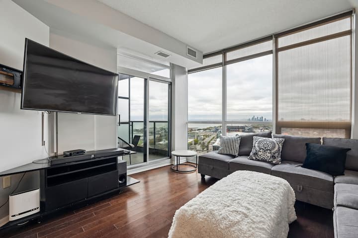 Modern Condo Near Waterfront Trails - Free Parking - Toronto