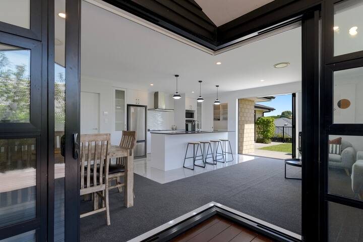 Tauranga-modern Home In Lakes -4br - Tauranga