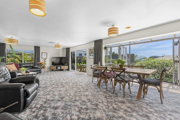 Sunny Fitzroy Beach Retreat - New Plymouth
